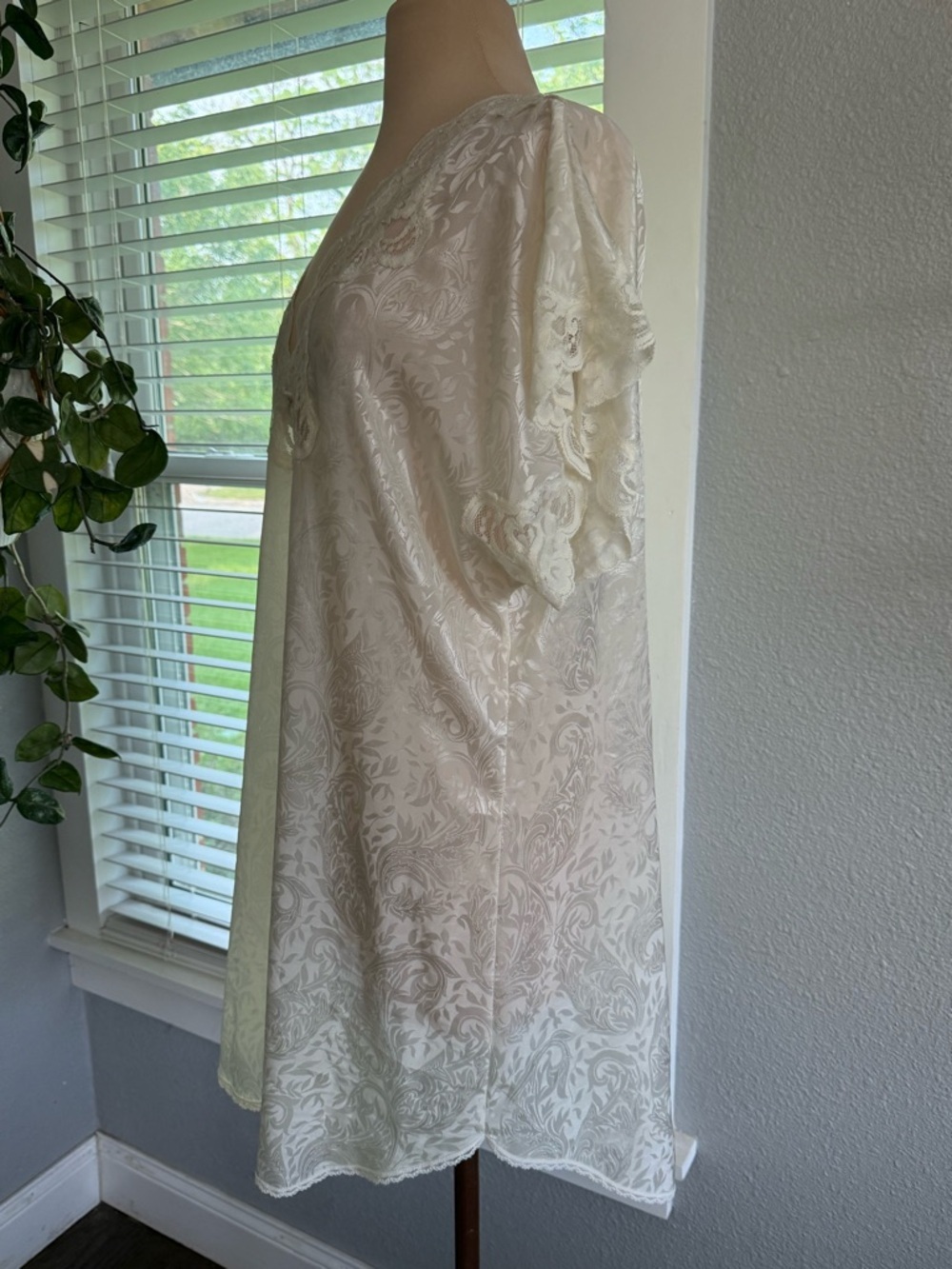 Vintage Lucie Ann II Damask Short Chemise Nightgown Lace Size Medium - Picture 3 of 8